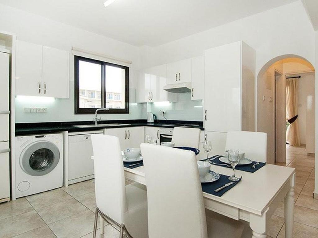 Beautiful 2-Bedroom Apartment - Great Location Apartament Pafos
